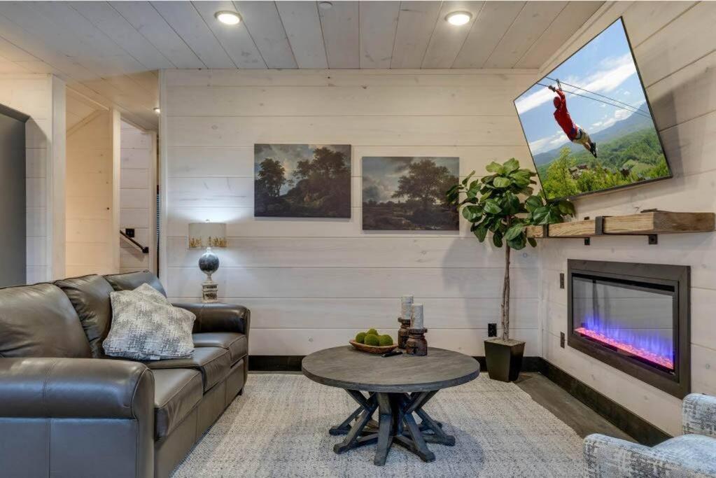 Blue Moon Ridge: Brand New Cabin! 5 Bedrooms, Pool/Hot Tub, Theatre Pigeon Forge Exterior foto